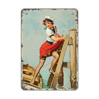 pin-up рибарката се качва на кея секси, внимателна, ретро табелки от стоманена ламарина винтидж