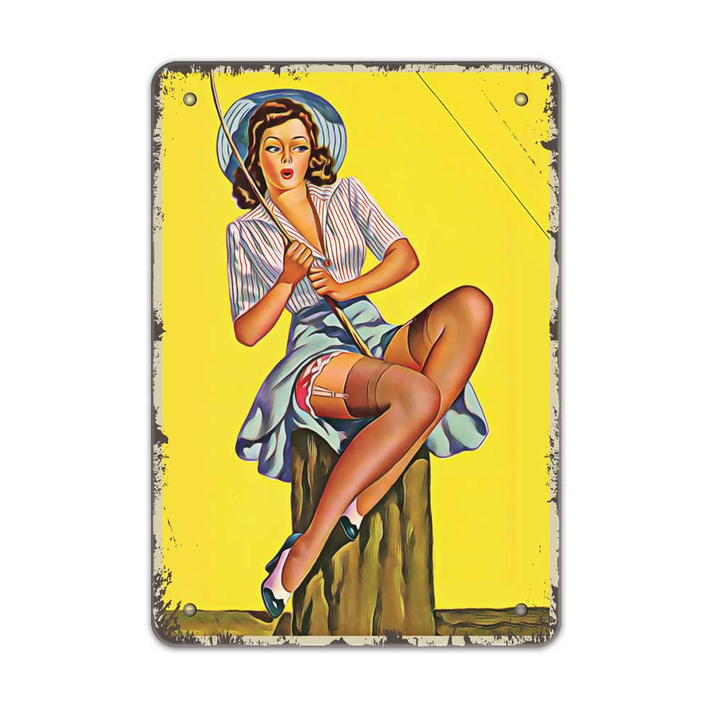 pin-up Рибарка седнала на дънер да лови риба -  нещо се закачи на куката, секси,  уверена