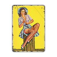 pin-up Рибарка седнала на дънер да лови риба -  нещо се закачи на куката, секси,  уверена