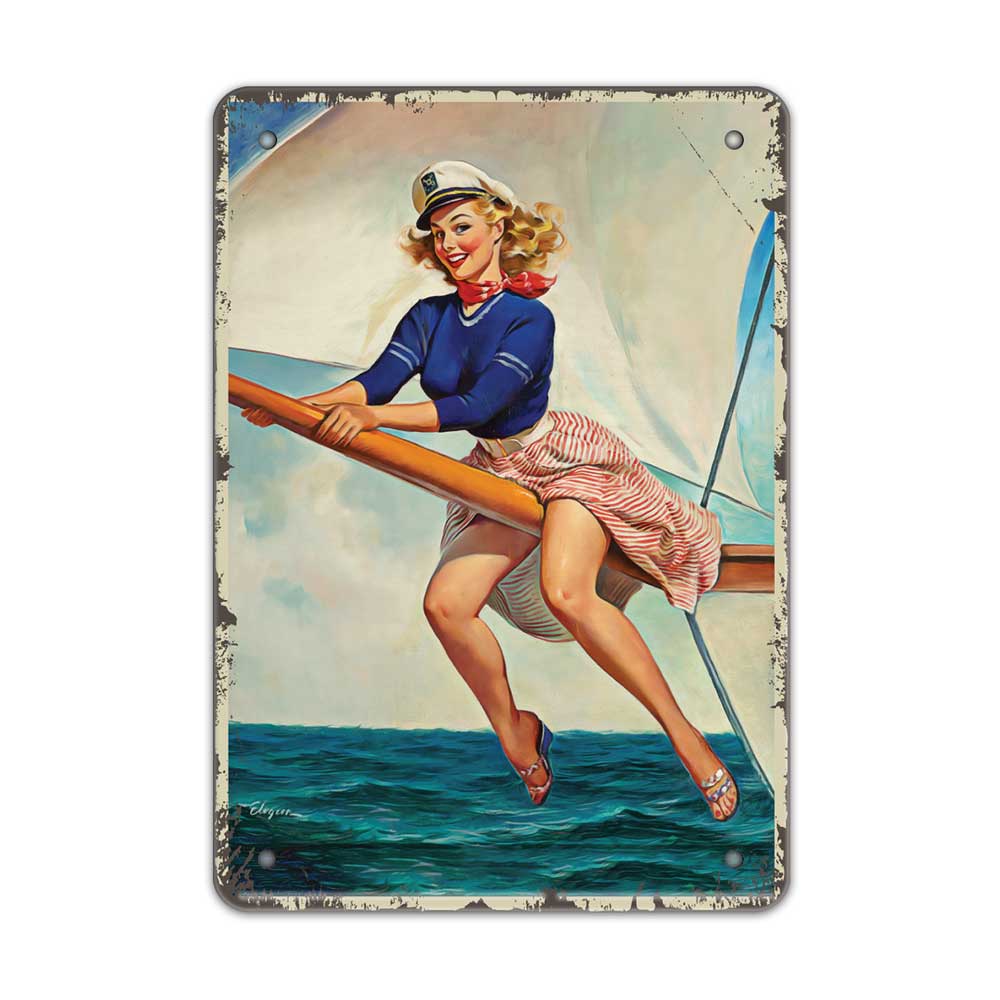 pin-up Секси ретро табелки от стоманена ламарина - ''Морячка'', щастлива, седнала на носа на яхтата 
